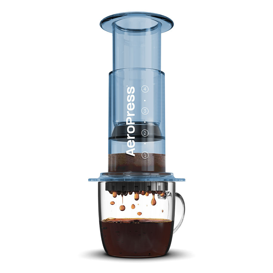 AeroPress Clear Kaffeebereiter Clear Blue mit Tasse