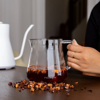 Fellow Kanne Mighty Small Glass Carafe mit Kaffee